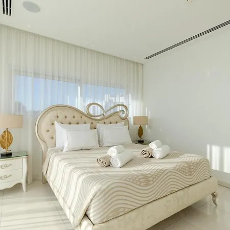 Palace Of Mediterranean Beachfront Appartamento